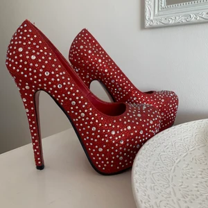 Röda Klackskor - Jag kan inte hitta vad för typ av skor detta är, men är köpta för runt en tusenlapp. Bra kvalité & är i bra skick. Använda mycket men syns endast på undersidan. Storlek 37.