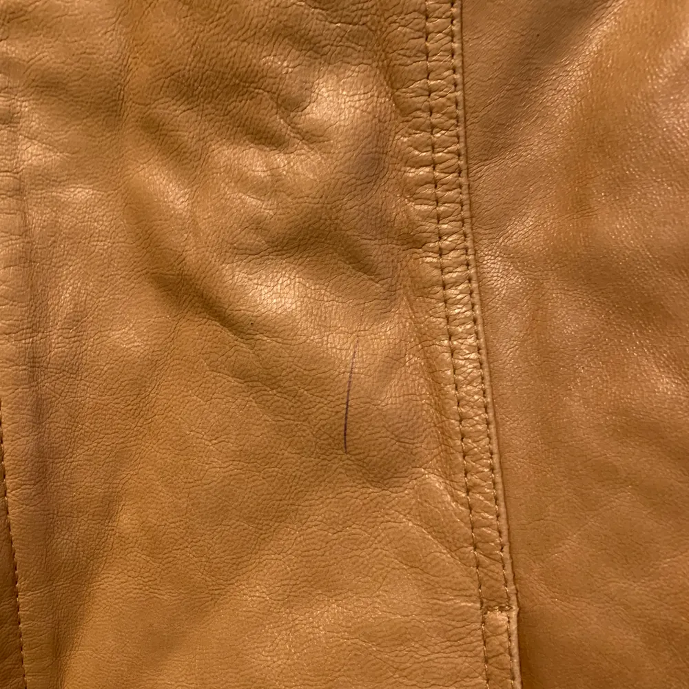 Second hand skinnjacka 🍯🥜🥧 en liten repa på framsidan annars Fresh and clean . Jackor.