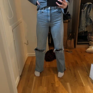 Zara jeans - Säljer dessa populära Jeansen från Zara med slitningar på knäna. Superfin tvätt och långa u benen. St 36. Säljer för 150kr exklusive frakt. 🌟