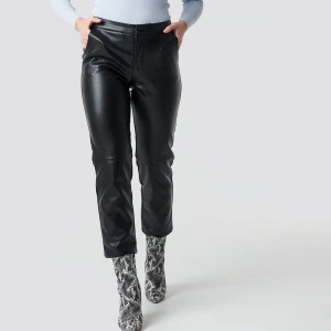 Skinnbyxor - Slutsålda skinnbyxor från NAKD. Använda ett fåtal gånger, fint skick!