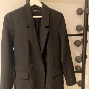 Svart kavaj - Svart kavaj, lite oversized. Jättesnygg!! Köparen står för frakten.