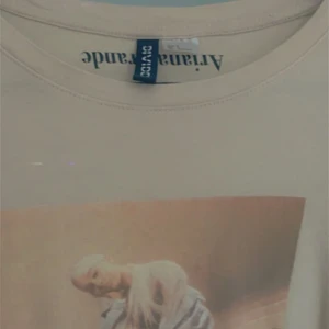 Arians grande T-shirt - Rosabeige tröja köpt på h&m. Ärmarna är lite ihop skruvade men det går att fixa. Skriv för mer imformation och bilder.