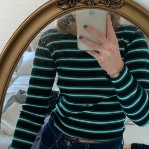 Randig långärmad tröja - Så himla fin och skön tröja. Kommer från Gina tricot. Använd ett fåtal gånger, mycket fint skick. Passar både xs och s, beroende på hur den ska sitta💖😋