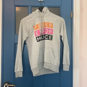 Peak hoodie strl S - Peak hoodie som köptes ifjol för 1 200kr. Strl S. Fler bilder vid önskemål.