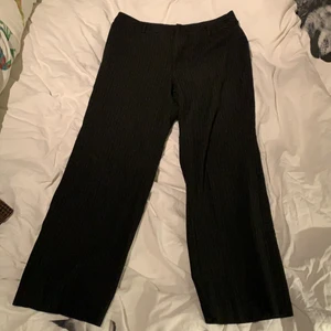 Svarta kostymbyxor  - Svarta kostymbyxor med vita tunna linjer🖤 super fina lågmidjade! 