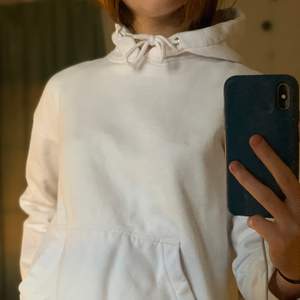 Säljer min skitsnygga vita hoodie för att jag har för många! Den är från yourturn i storlek XXS!💕
