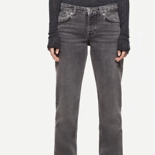 Säljer dessa sjuuuuukt snygga gråa zara jeans, väldigt eftertraktade. Högsta bud 480 eller köp direkt för 600!💕 (lånade bilder) Avslutas Söndag 7 Mars💕. Jeans & Byxor.