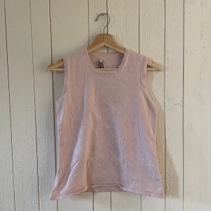 Stickad rosa väst - Rosa väst i bra skick från Carousel. Originalpris: ca 300:-. Liten i storlek.