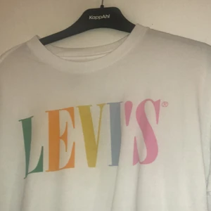 Levis tröja - Nypris 149kr. Säljer den för 100kr+ frakt.