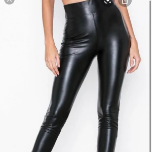 Skinn byxor - Svart skinn byxor från Nelly! Storlek XS men S kan ha 🤎