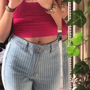 Randiga high waisted skinnyjeans  - Randiga jeans som passar storlek XS/S. Går att samfrakta. 