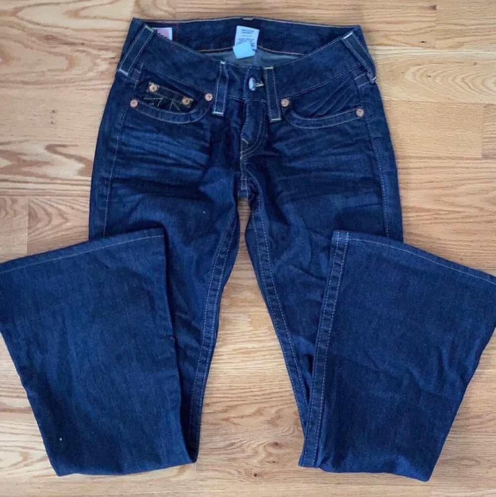Jeans från True Religion i modellen Carrie, ca 80 cm i innerbenslängd och långa på mig som är 164! frakt 66 kr 💗. Jeans & Byxor.