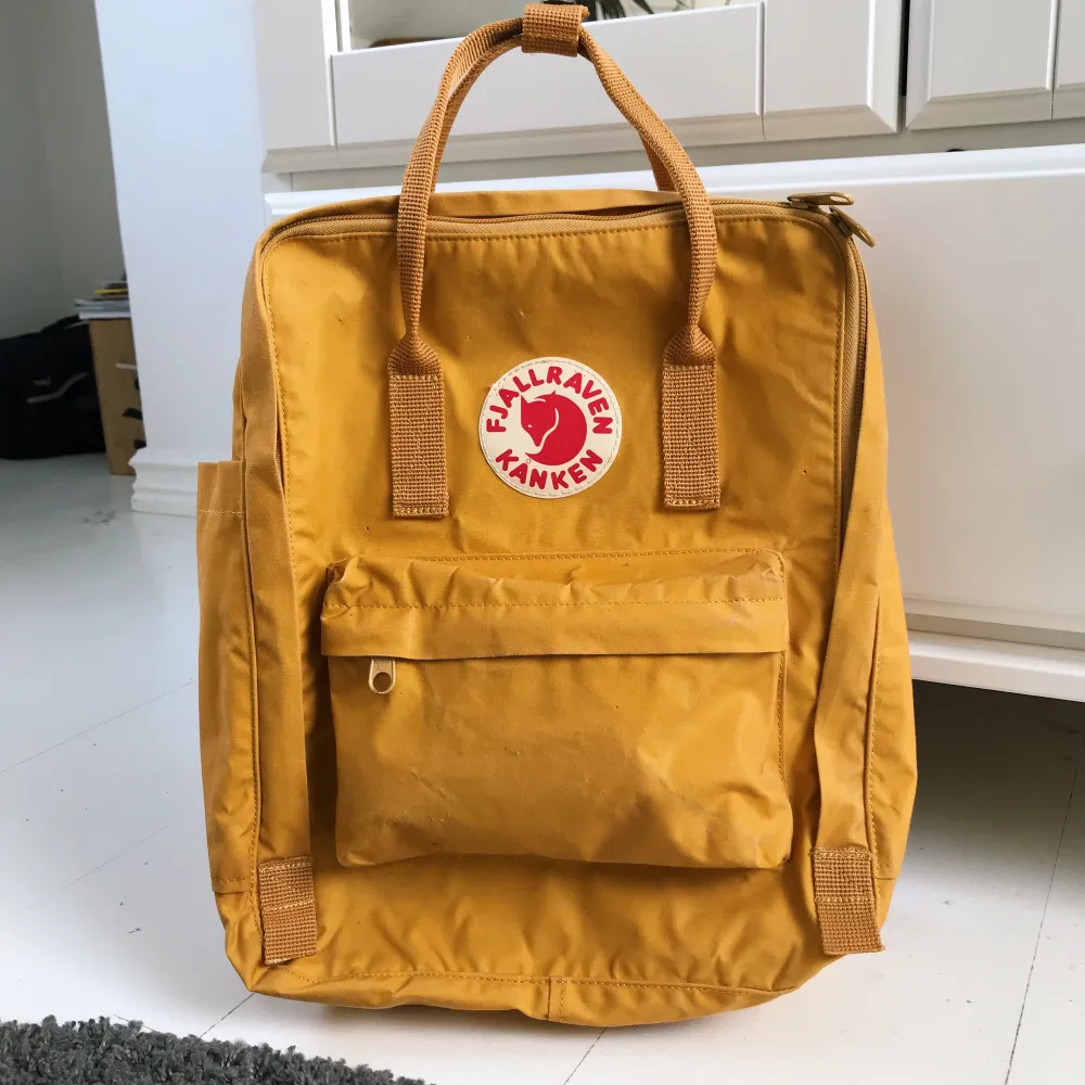 Stor Kånken ryggsäck i färgen Ochre gul i bra skick. Jag köpte för 999kr för kanske ett år sen. Lätt använt men ingenting som påverkar väskan på något stort sätt. Skriv gärna med frågor :)). Väskor.