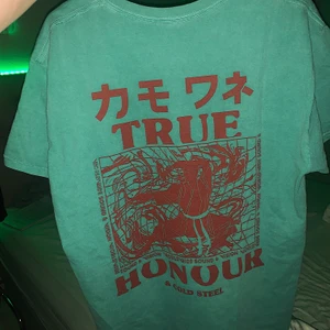 Ball t-shirt;) - Tvär fet honours t-shirt! Skön vintage grön/blå färg med röd logga på ryggen o lite mindre på framsidan🤩 köptes på UO ca 1 år sedan men är tyvärr slutsåld🤧 Är oversized modell så passar alla från XS-L beroende på hur man vill den ska sitta såklart🥰 har burit den få gånger så i superskick! buda privat då min mobil laggar och kan ej se vad som skrivs i kommentarerna😩 budgivning avslutas onsdag 23/02 kl 15:00 💕 möts helst upp men kan frakta, köpare står för frakt💕 ‼️(HÖGST BUD JUST NU: 250+frakt)‼️