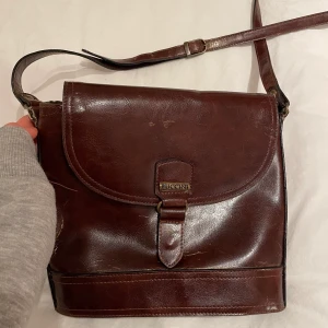 Brun väska - Skitfin väska, köpt second hand men aldrig använd av mig💋💋💋bara att skriva vid frågor eller ngt! Köpare står för frakt