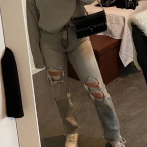 Mom jeans   - Grå Mom jeans! Använda en gång❤️ är 153 cm och byxorna är i 34! 