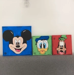 Tavlor - Tavlor, som jag målat själv, med måtten: Musse: 30x30, Kalle & Långben: 20x20! 120kr/st och vid köp av alla ligger priset på 300kr, men går att diskuteras! (frakt ingår ej)🤍🤍