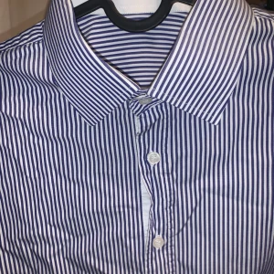 Skräddarsydd randig skjorta  - Skräddarsydd mörkblå randig skjorta, i bra skick. Sitter som en stl L slim fit (man men passar kvinnor med). Sitter som en oversized skjorta om du har typ stl S-M. 