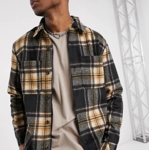 Skjortjacka - Pull & Bear - Helt oanvänd skjortjacka från Pull & Bear i storlek S! Använder bilder från modellen på hemsidan då jag själv aldrig burit jackan pga inte min stil. Superfin jacka!!