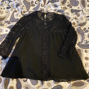Blus - En väldigt fin blus som passar bra till olika tillfällen, jätte fin framtill och baktill är den genomskinlig, väldigt tunt tyg, skriv för fler bilder om ni vill, frakt ingår i priset