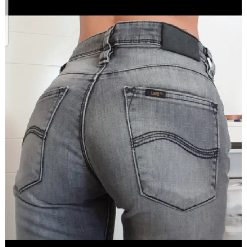 Super snygga jeans köpte på plick av ymmeliw, bilderna är lånade av henne då dom tyvärr var för små för mig 😢😢 jag säljer dom grå!!!! Buda i kommentarerna och endast seriösa bud 😘. Jeans & Byxor.