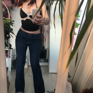 Levis jeans - Coola Levis jeans i en lågmidjad modell. Visas på storlek M så skulle sitta mer baggy på någon mindre. Jag är 168 och brukar ha W30 i lågmidjade byxor. 