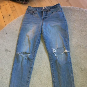 Snygga jeans!! - Säljer mina jeans från 157! Jätte snygga och i bra skick..kommer tyvärr inte till användning då de inte är min still tyvärr.Sitter lite tajt på mig som är S.... men annars är de skit snygga!💕💕