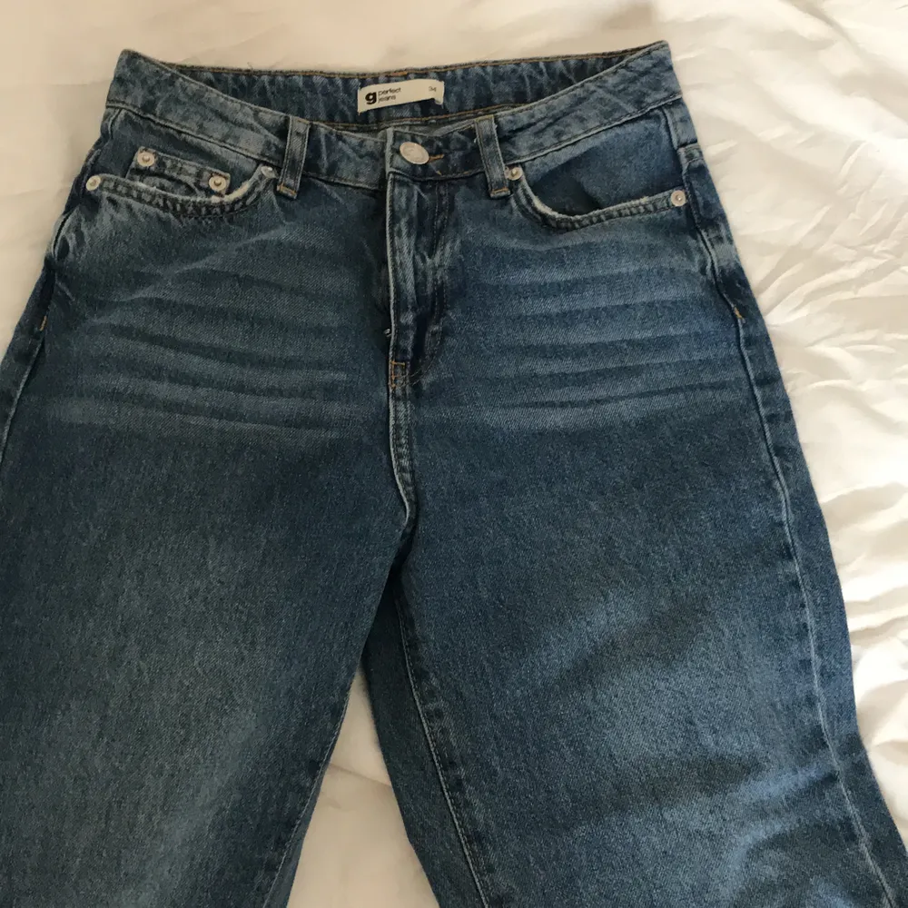 Säljer dessa mörkblåa jeans från Ginatricot i storlek 34. Jeans & Byxor.