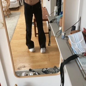 Låg midjade diesel jeans strl 26-30 - Relativt nya (andvända en gång) väldigt bra skick, lite slitna på ena sidan längst ner men annars bra. Säljer pga passar inte mig riktigt, skriv privat eller i kommentarerna
