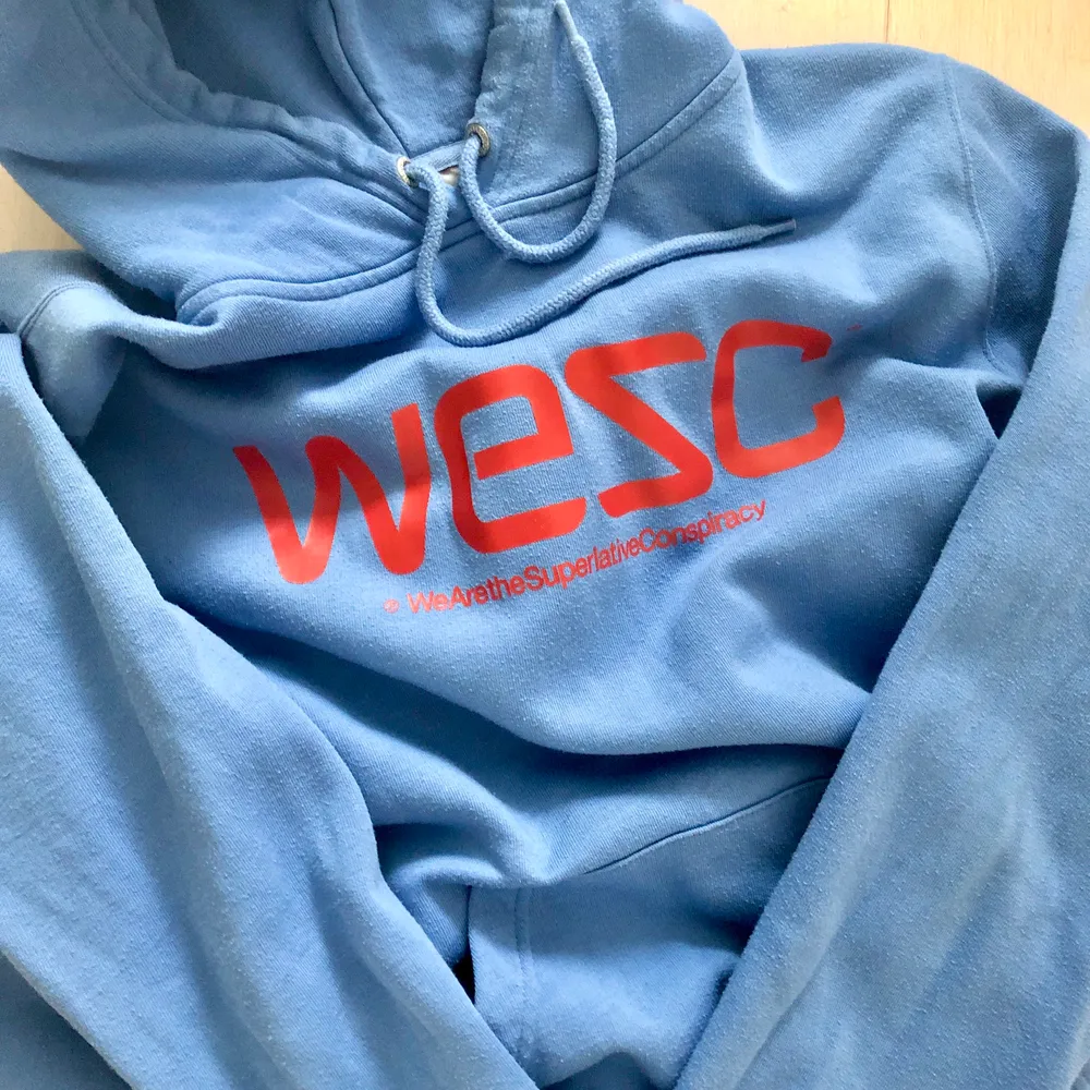 Hoodie från WeSC i riktigt fräsch blå färg!! Jag har vanligtvis XS och hoodien är L, men den sitter snyggt oversize! ⚡️. Hoodies.