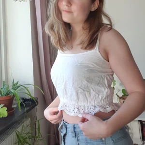 (S) vitt Linne från Faith - Linne från faith markerad "F" (antar att det står för female) beräknas till S. Legat i en påse så behöver strykas🙈