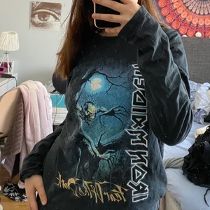 IRON MAIDEN tröja - Iron maiden lång ärmad tröja, storlek S i herrstorlek så stor i storleken. 100kr med frakt 