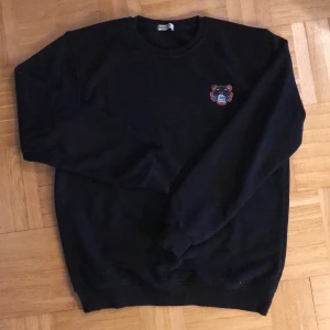 Kenzo tröjja  - Oanvänd (nästintill). Helsvart baktill. Super skönt material. SOM NY! (XL, men mera en L) kan gå ner i pris vid snabb deal! ÄKTA ‼️