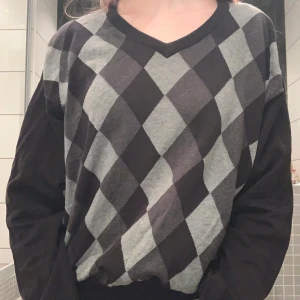 Stickad rutig tröja, svart och grå, stl L - Mysig rutig stickad tröja i toppen kvalitet.
