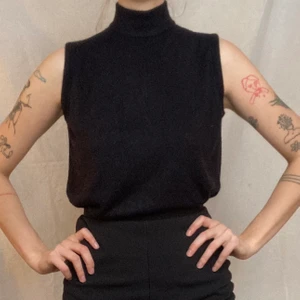 Enkel ärmlös topp - Enkel, superfin, TOPPENSKICK.