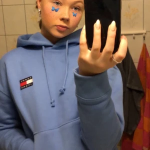 Tommy jeans hoodie - Trendig Tommy jeans hoodie med en liten logga.💙 Endast använd två-tre gånger och i toppskick! (Nypris: 1200 kr)