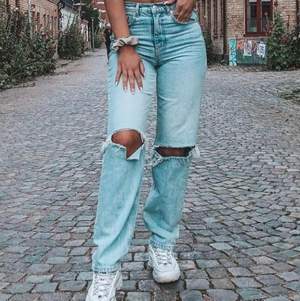 Säljer dessa populära raka 90s jeans från Gina Tricot i storlek 40 då jag redan har ett par likande.       Är i bra skick,endast använd några få ggr i somras💓 Köpta för 599kr men säljer dom för 280+ frakt (66kr) 💓