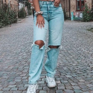 90s Jeans - Säljer dessa populära raka 90s jeans från Gina Tricot i storlek 40 då jag redan har ett par likande.       Är i bra skick,endast använd några få ggr i somras💓 Köpta för 599kr men säljer dom för 280+ frakt (66kr) 💓