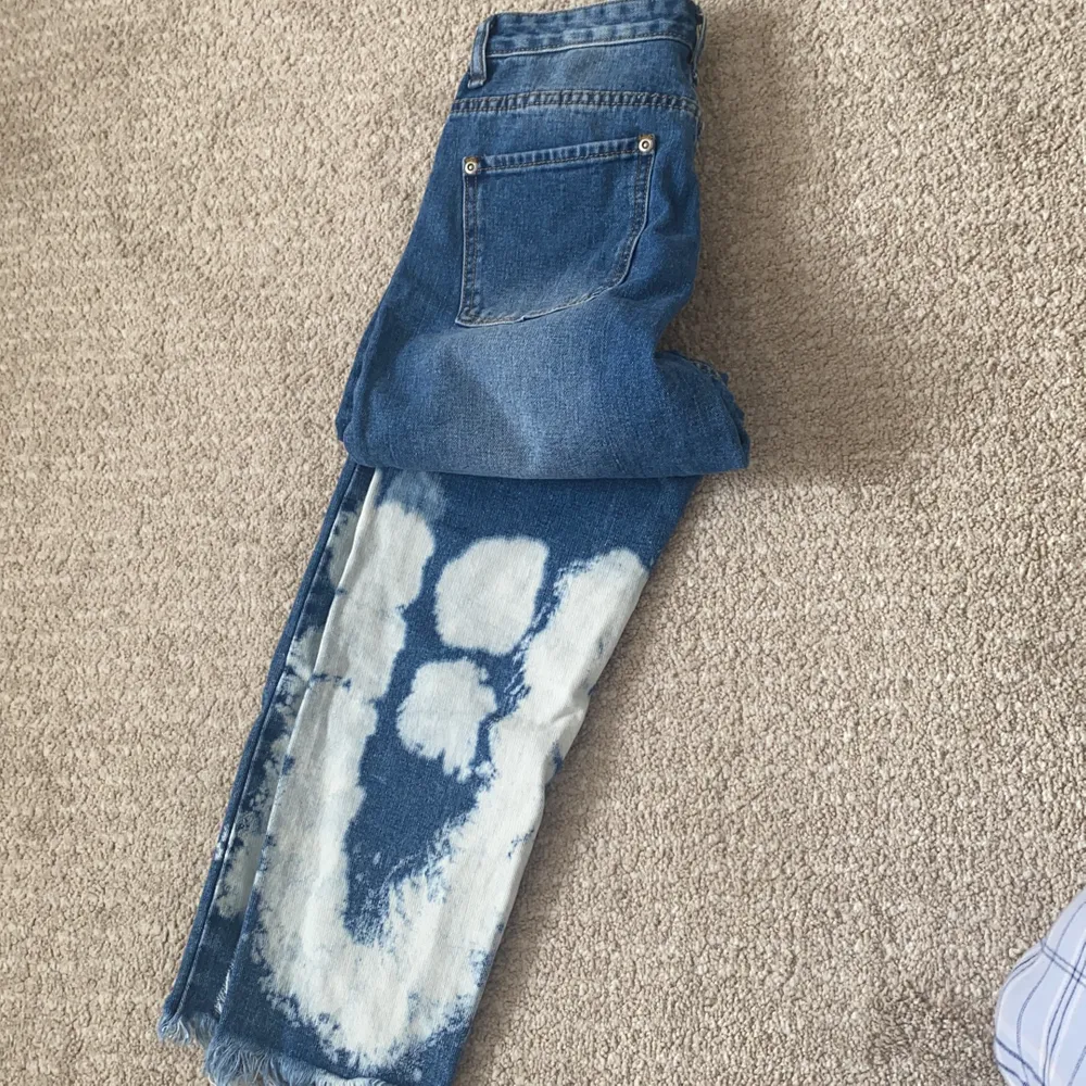 Tie dye denim byxor från Boohoo, har aldrig används på grund av att dem är för stora ❤️ Storlek 34. Straight leg . Jeans & Byxor.