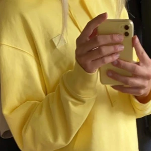 Acne hoodie - Säljer nu min älskade acne hoodie. Den är i sjukt fint skick och väldigt unik. Säljer endast vid bra pris. Strl s/m. Köpt för 2400 kr