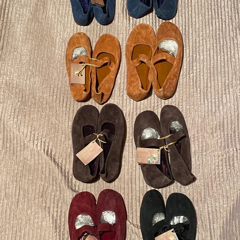 Säljer 8 par skor i olika färger, handgjorda i Egypten med prislapparna kvar. Det kostar 100 kr/st. Om ni är intresserade kan ni fråga om just eran storlek finns för det är väldigt olika! . Skor.