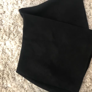 Kjol Zara - En slags shorts-kjol från HM från 2015! Materialet är som ”sammet”. Frakt ingår i priset