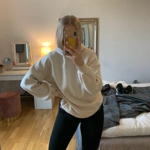 Så fin och mjuk beige hoodie  - Så fin och mjuk beige hoodie i jättebra skick då jag använt den max 5 gånger, storlek S men är oversized så passar både M och L. Säljer då jag har så mycket hoodies, köparen står för frakt💕
