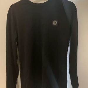 Stone Island long sleeve - Säljer denna fina svarta långärmade stone island tröjan! Nypris: 1400, säljer för: 750kr. Storlek Small!