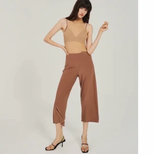 Byxor  - Vida byxor som passa super bra till sommaren! Inköspris 200kr. Oanvända med prislappar på. Frakt 48kr