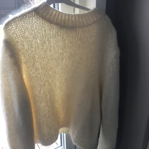 Stickad vit tröja  - Trendig vit stickad tröja ifrån Zara som inte kommer användning. Sticks lite men inget man tänker på. Köparen står för frakten 💕