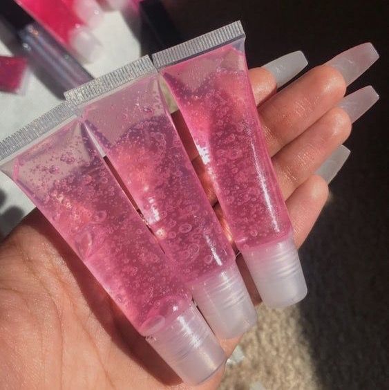 Just nu erbjuder jag att det går att designa sitt egna läppglans. Ni får välja vilken tub, smak, färg och vilken dekoration man vill ha i. Jag finns på Instagram som by_butterflygloss. Pris varierar beroende på vilken tub. 🦋 Smakerna som finns är vanilj, strawberry, citron, mint, hubba bubba, ananas, kokos, blåbär, lime, äpple, cotton candy. Wand tub kostar 45kr. Squeze tube kostar 30kr. Ingredienser: versagel, kokosolja, jojoba olja och vitamin E olja, smakolja och pigment. Övrigt.