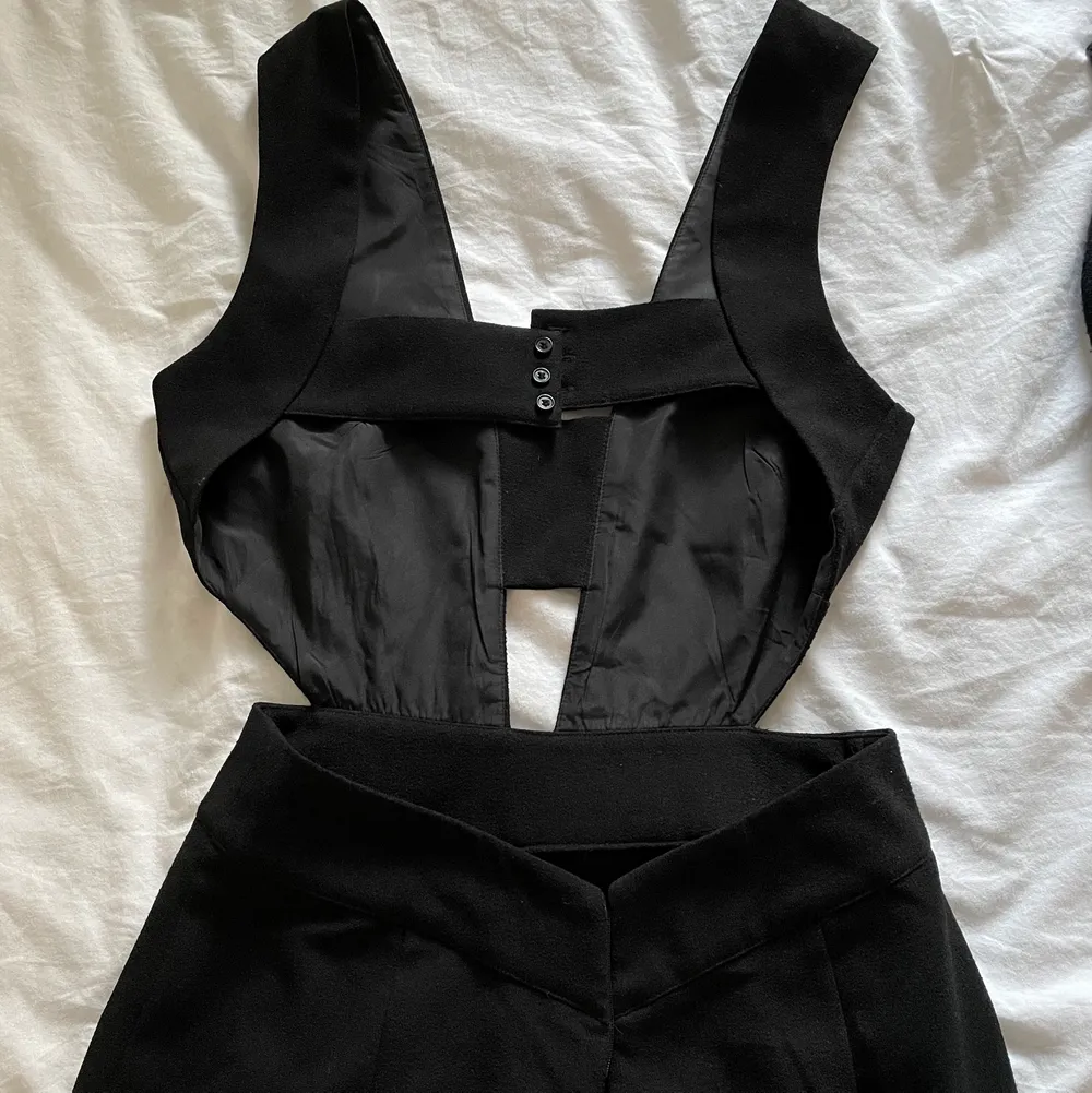 Jättesnygg jumpsuit i svart som jag säljer då den är för lång för mig (jag är 169) har en dragkedja och knappar man knäpper den med, öppen i ryggen. . Klänningar.