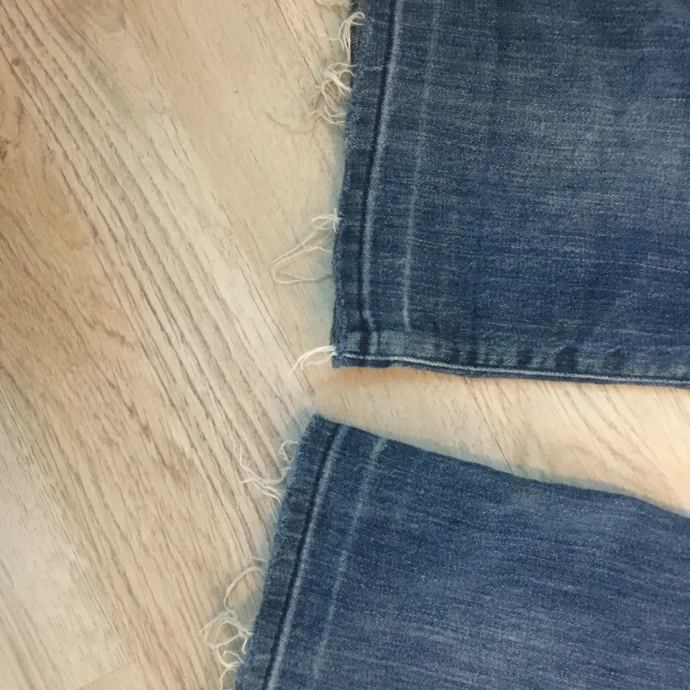 Ett par skitsnygga lowrise jeans från Lee som e utsvängda med slitningar längst ned!💗💗💗💗. Jeans & Byxor.