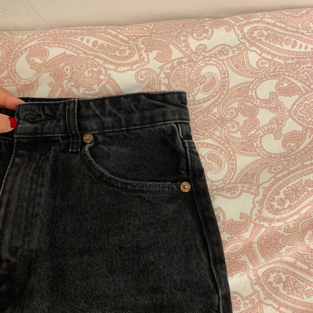 Svarta straight jeans med slitningar från zara, nästintill oanvända💕💕skriv för fler bilder eller frågor💕💕. Jeans & Byxor.